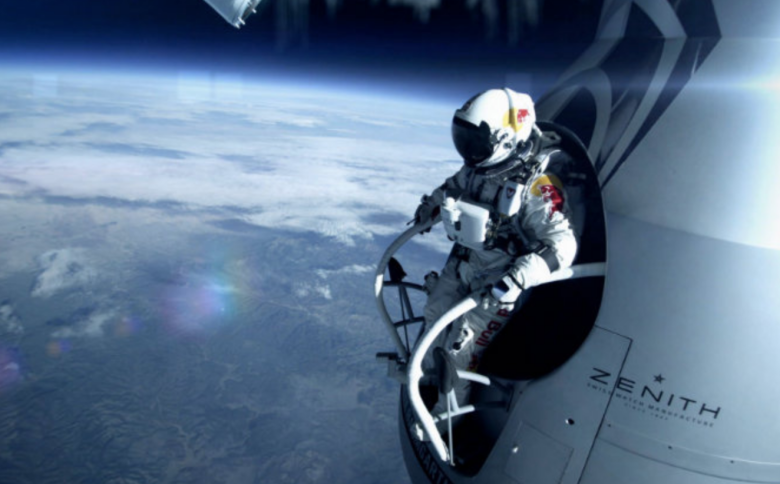 у 2012 році скайдайвер Фелікс Баумгартнер стрибає з висоти 39 км зі стратосфери, обвішаний п’ятьма камерами GoPro. Камери в прямому ефірі фіксують вільне падіння на швидкості 1357 км на год.