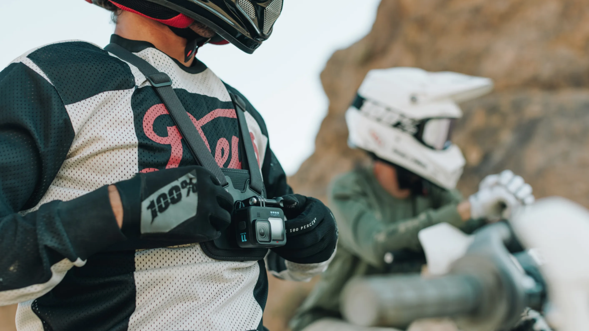 Крепление на грудь от GoPro – это идеальный способ зафиксировать увлекательные мгновения вашей жизни, включая путешествия, приключения и экстремальные виды спорта. 